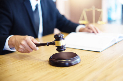 木槌和审判法和木制的桌子背景的律师 soundblock相似素材图片第3页-摄图新视界