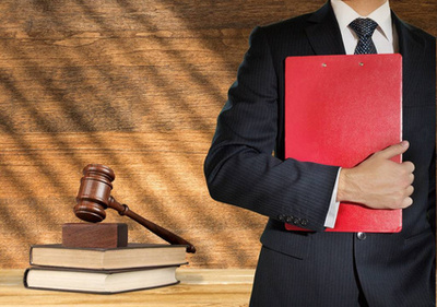 英俊的白种人律师