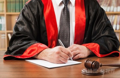 木槌法官与律师 法律天平两端的对话